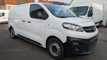 Kuljetusyritys Korkea ja pitkä pakettiauto Renault Master sisään Zurich Sveitsi